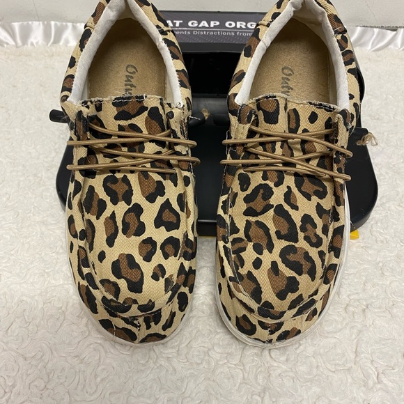 Leopard Print  out woods Size 7 women canvas shoes - Picture 2 of 10
